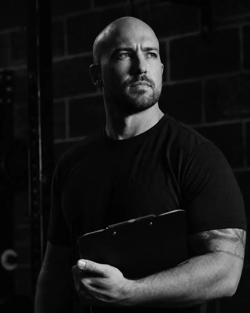 ANVIL — Treinador com prancheta, retrato P&B